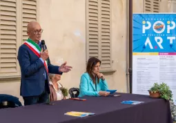 	L'intervento del sindaco Ezio Donadio durante l'inaugurazione della mostra a Cherasco